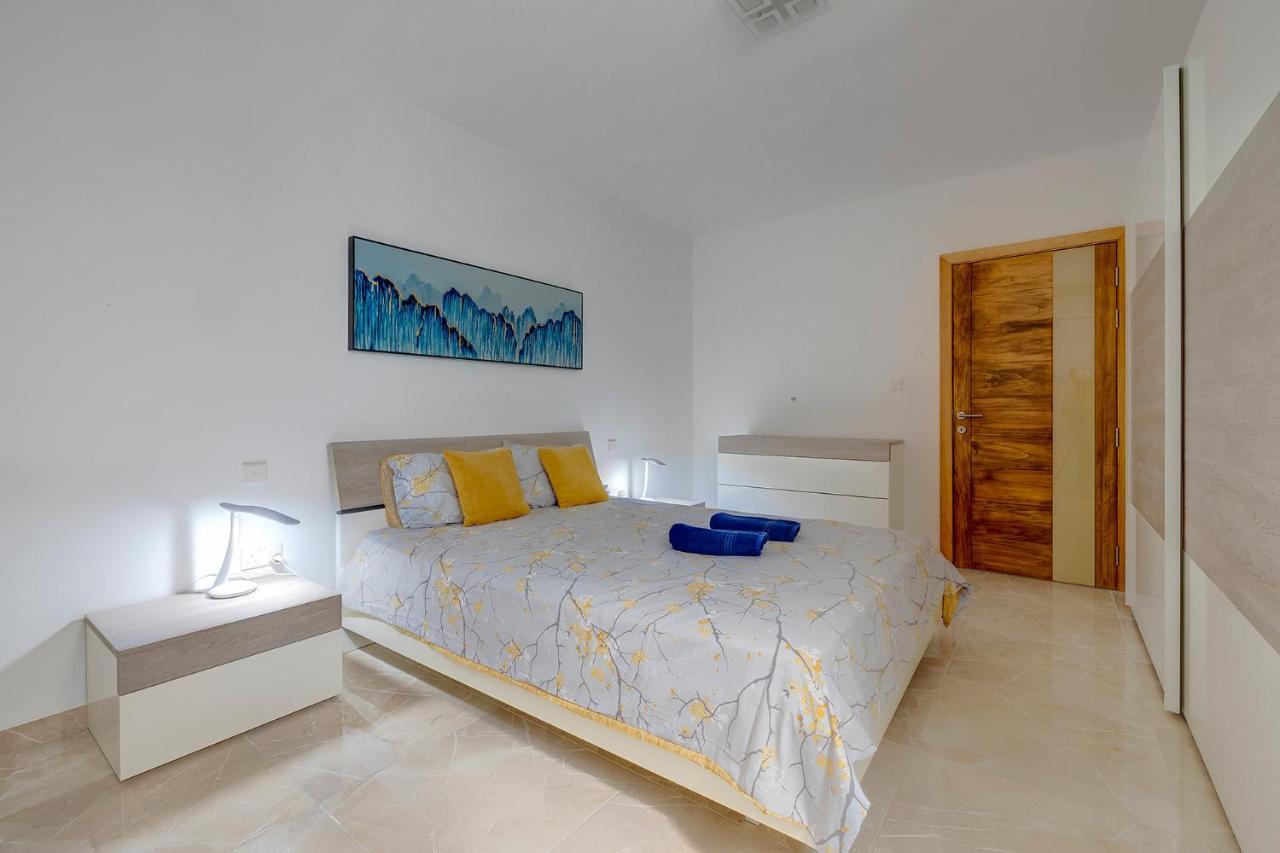 Deluxe Apartment Steps To St George'S Bay Saint Julian's Luaran gambar