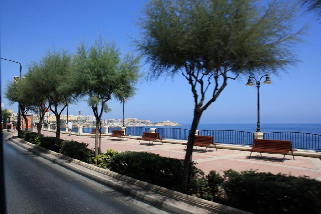Deluxe Apartment Steps To St George'S Bay Saint Julian's Luaran gambar