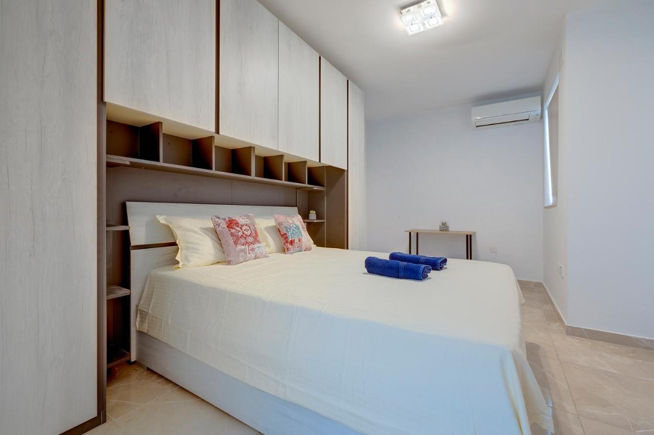 Deluxe Apartment Steps To St George'S Bay Saint Julian's Luaran gambar