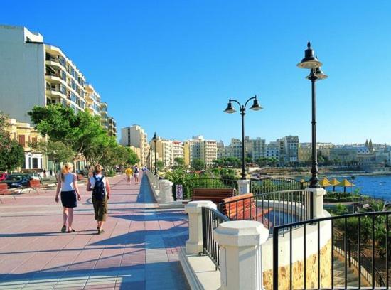 Deluxe Apartment Steps To St George'S Bay Saint Julian's Luaran gambar
