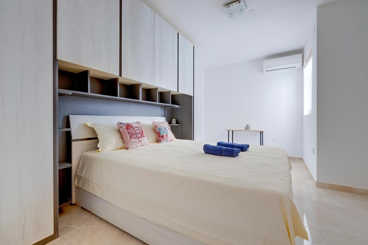 Deluxe Apartment Steps To St George'S Bay Saint Julian's Luaran gambar